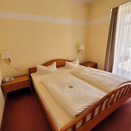 Doppelzimmer mit Balkon in der Villa Königin